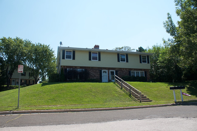 1947 Dixie Dr in Waukesha, WI - Foto de edificio - Building Photo