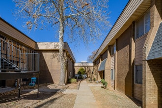 Tinker Del Village Apartments in Oklahoma City, OK - Foto de edificio - Building Photo