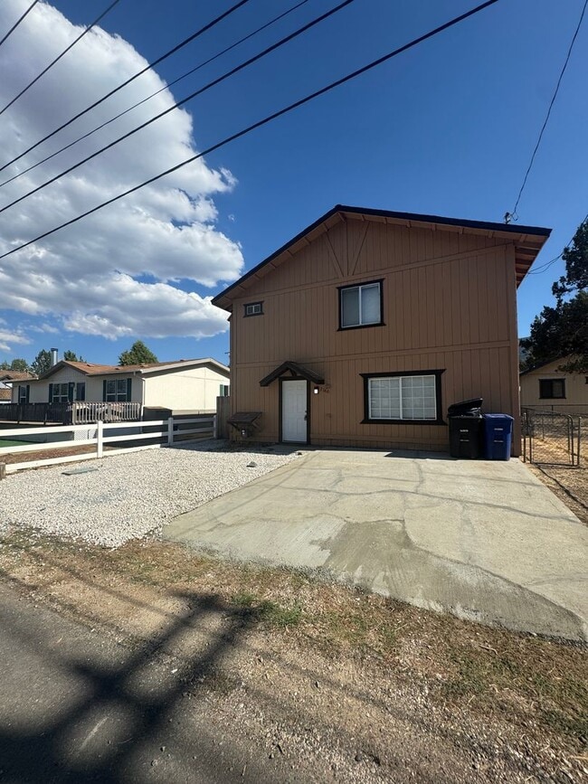 2160 5th Ln in Big Bear, CA - Foto de edificio - Building Photo