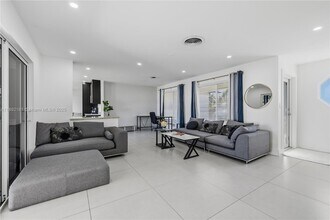 1709 SW 5th Pl, Unit 07V-206 in Fort Lauderdale, FL - Building Photo - Building Photo