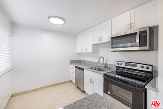 5541 Newcastle Ave in Los Angeles, CA - Building Photo - Building Photo