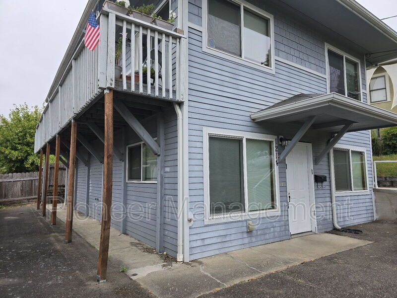 1214 SE Overlook Ave in Roseburg, OR - Building Photo