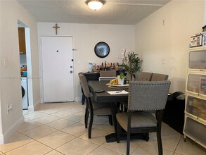 9360 Fontainebleau Blvd in Miami, FL - Building Photo - Building Photo