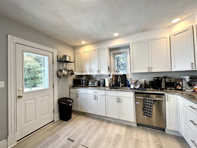 30 Touro Ave in Medford, MA - Foto de edificio - Building Photo