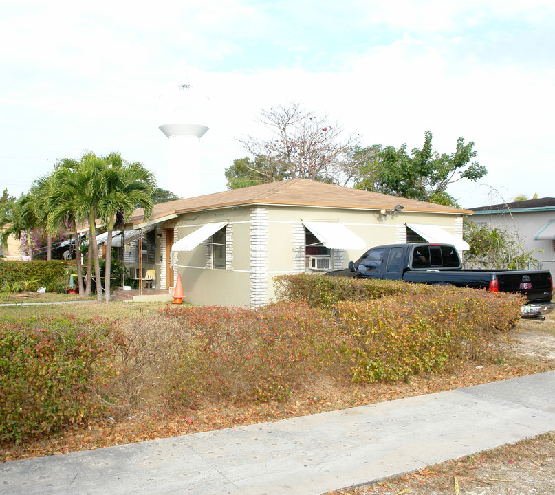 826-844 NW 3rd Ave in Homestead, FL - Building Photo