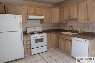 1402 Cypress Ln in East Brunswick, NJ - Building Photo - Building Photo