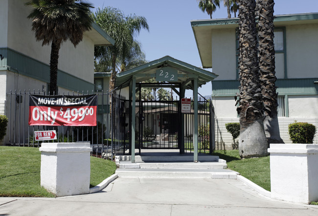 Park Villa Apartments in San Bernardino, CA - Foto de edificio - Building Photo