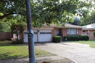 2346 Hillsboro Ave in Dallas, TX - Building Photo - Building Photo