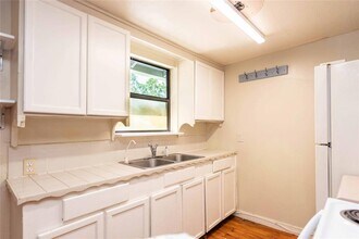 406 Lexington Rd in Elgin, TX - Building Photo - Building Photo