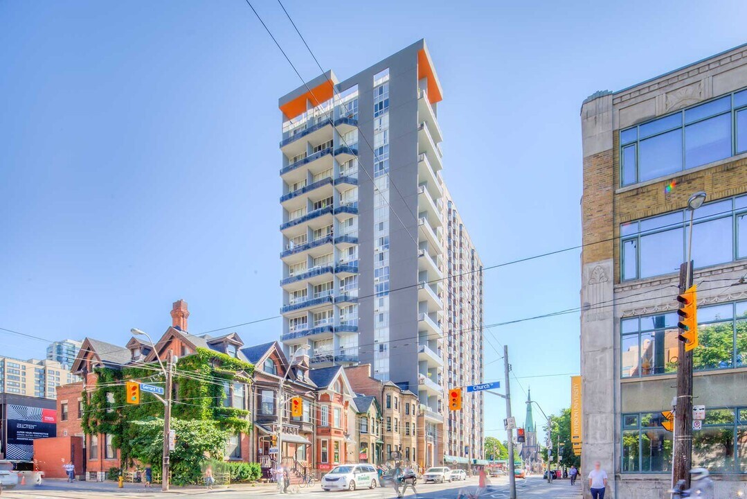 86-186 Gerrard St E in Toronto, ON - Building Photo