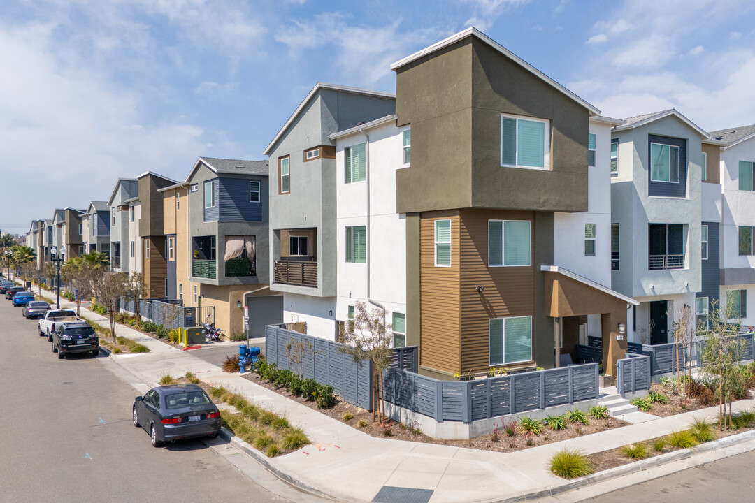 Townhomes At Lacy Crossing in Santa Ana, CA - Building Photo