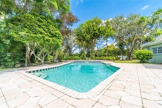 7500 SW 75th St in Miami, FL - Foto de edificio - Building Photo