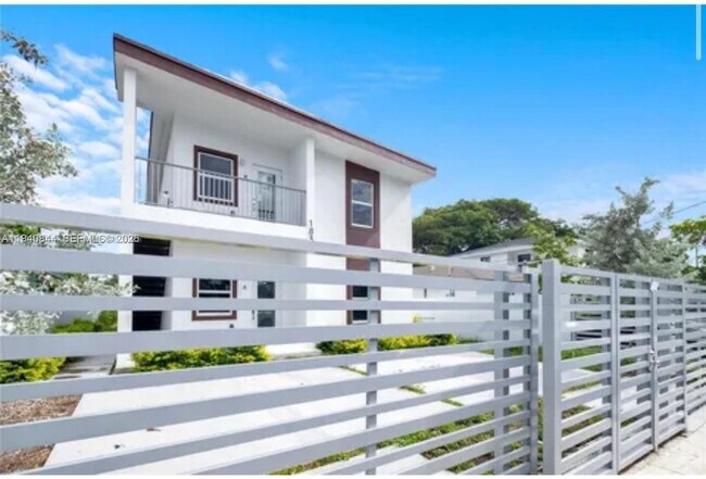 1831 NW 67th St in Miami, FL - Foto de edificio - Building Photo
