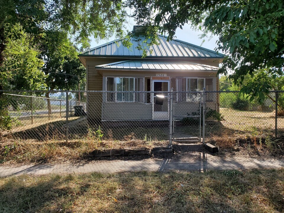 1528 Monroe Ave in La Grande, OR - Building Photo