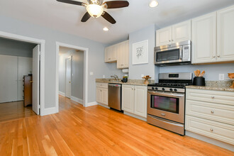 407 E 5th St, Unit 407 in Boston, MA - Building Photo - Building Photo