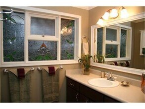 16252 NE 26th St in Bellevue, WA - Foto de edificio - Building Photo