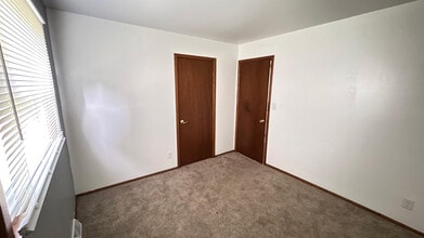 4270 S 68th St, Unit Lower in Greenfield, WI - Building Photo - Building Photo