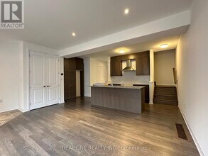 3273 Crystal Dr in Oakville, ON - Building Photo - Building Photo