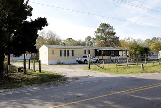 Graves Trailer Park in Bluffton, SC - Building Photo - Building Photo