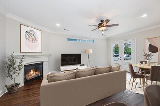 Gorgeous M Streets townhome with great roo in Dallas, TX - Building Photo - Building Photo
