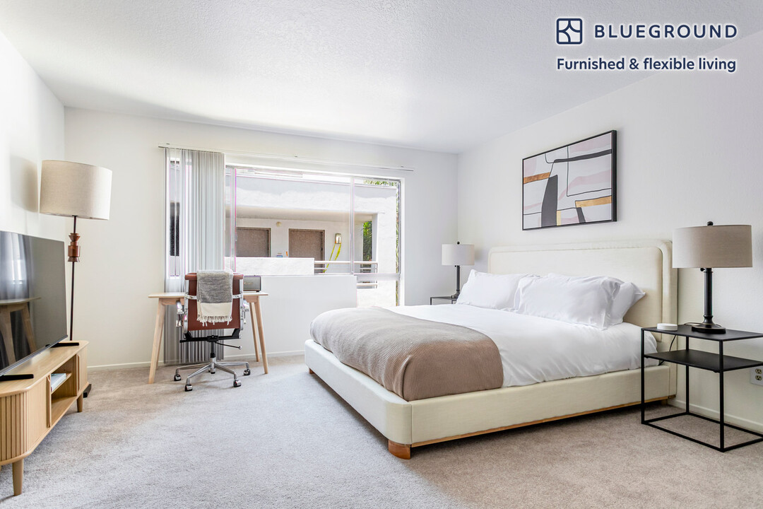 10985 Bluffside Dr in Los Angeles, CA - Building Photo