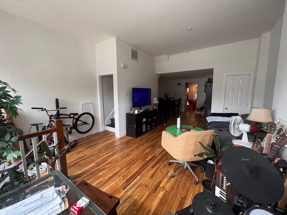 2945 W Girard Ave in Philadelphia, PA - Building Photo