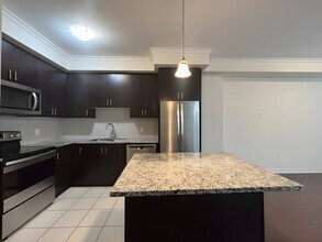 590 N Service Rd in Hamilton, ON - Building Photo - Building Photo