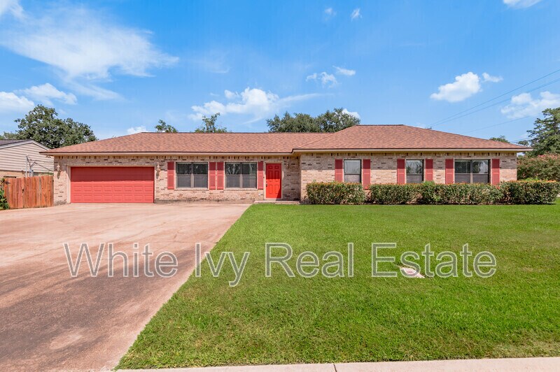 2121 Normal Park Dr in Huntsville, TX - Foto de edificio
