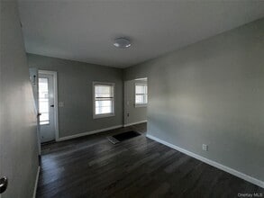 8 Valentine Ave in Glen Cove, NY - Building Photo - Building Photo