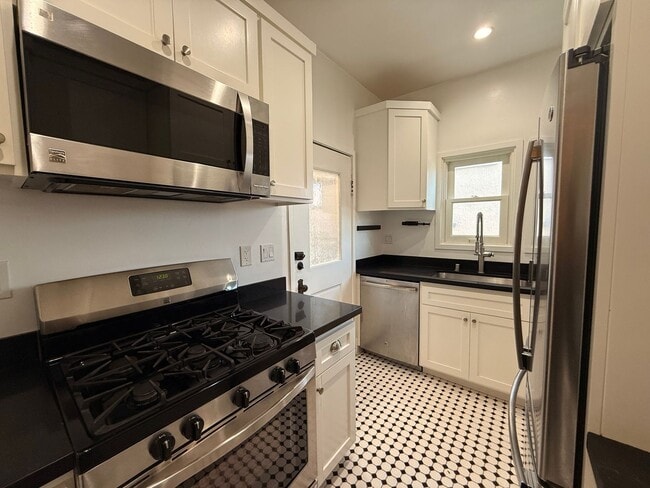 235 Hawthorn St in San Diego, CA - Building Photo - Building Photo