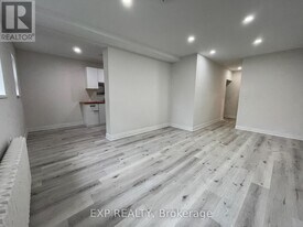 259 Lakeshore Rd E in Mississauga, ON - Building Photo