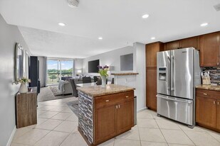 3001 W Rolling Hills Cir in Davie, FL - Building Photo