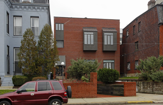 325 S Highland Ave in Pittsburgh, PA - Foto de edificio - Building Photo