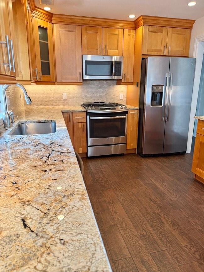 267 Weed Ave in Stamford, CT - Foto de edificio - Building Photo