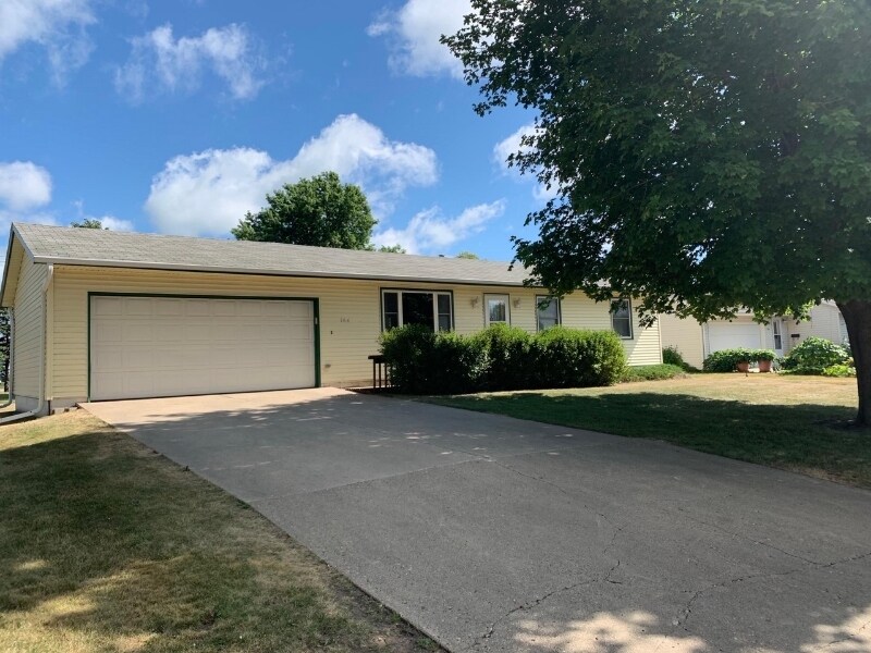 704 Sunrise Ave in Sanborn, IA - Building Photo