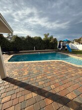 9429 Laura Anne Dr in Seminole, FL - Foto de edificio - Building Photo