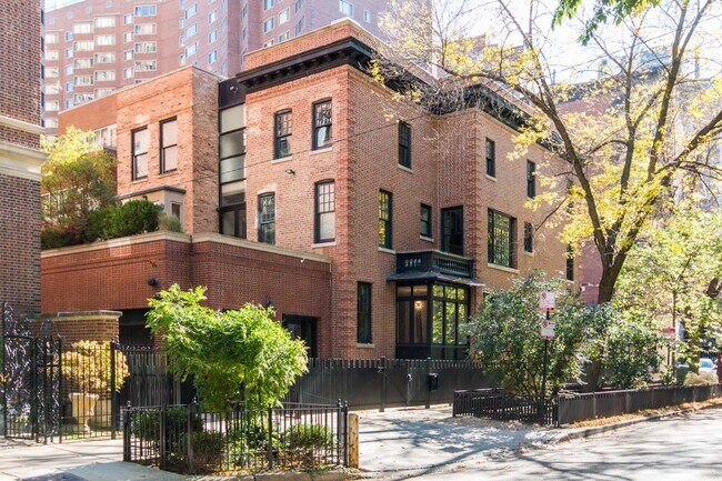 36 E Schiller St in Chicago, IL - Building Photo - Building Photo