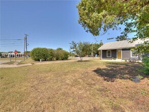 102 Taylor St in Hutto, TX - Building Photo - Building Photo
