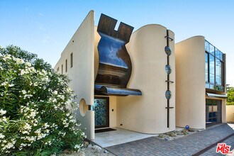 24230 Malibu Rd in Malibu, CA - Building Photo - Building Photo