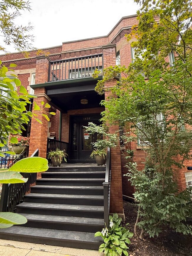 property at 1432 W Edgewater Ave