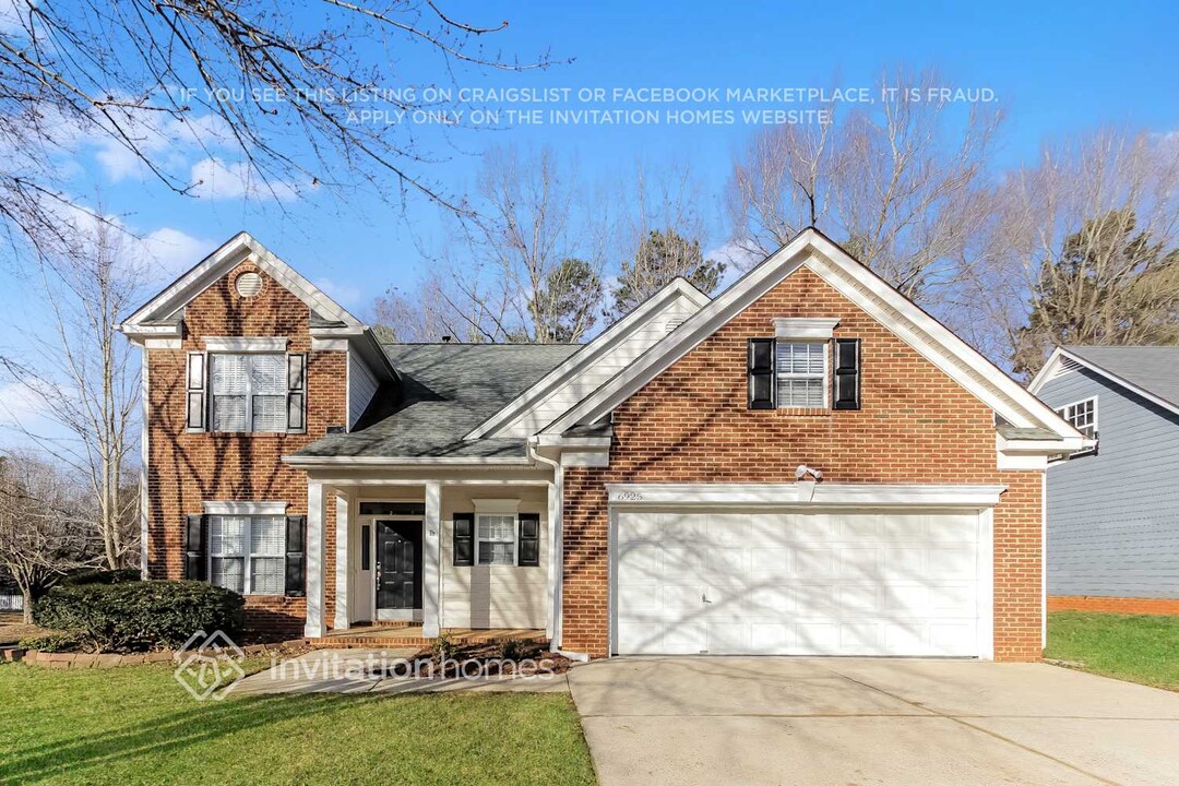 6925 Reedy Creek Rd in Charlotte, NC - Building Photo