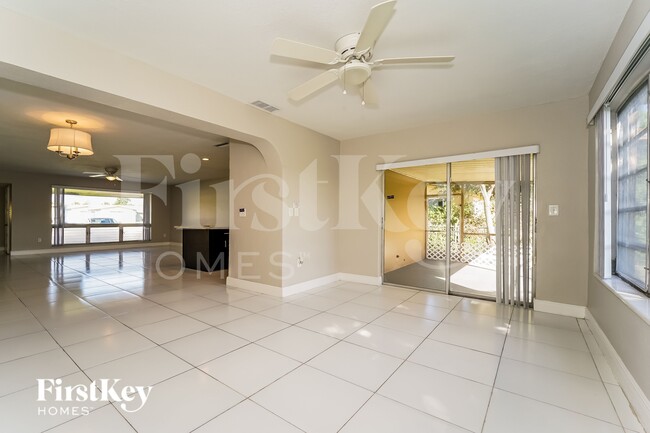 7520 Coral Blvd in Miramar, FL - Foto de edificio - Building Photo