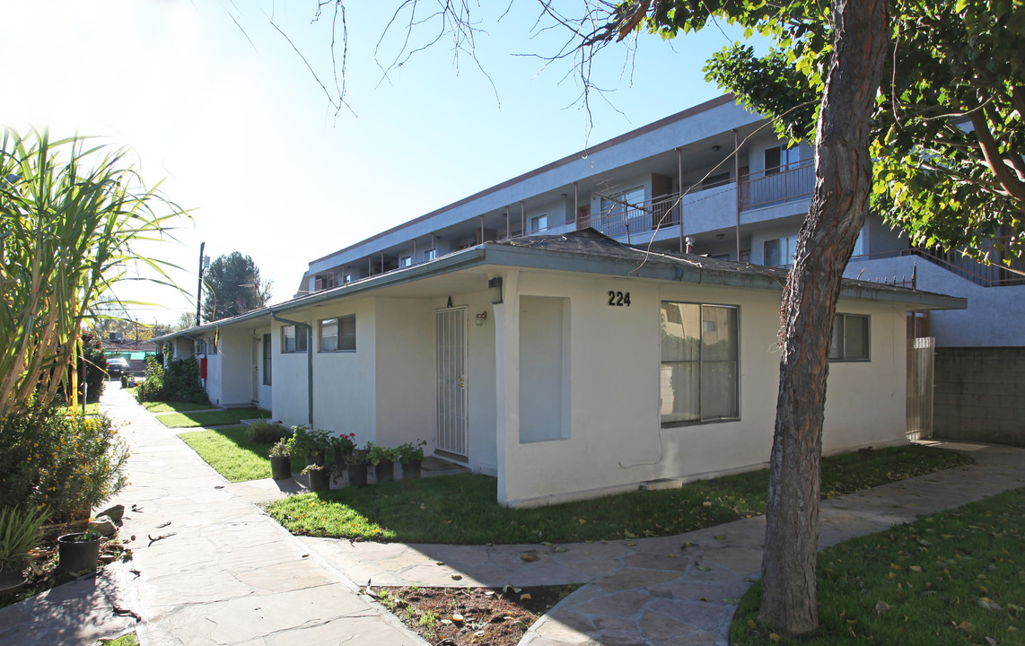 224 W Verdugo Ave in Burbank, CA - Building Photo