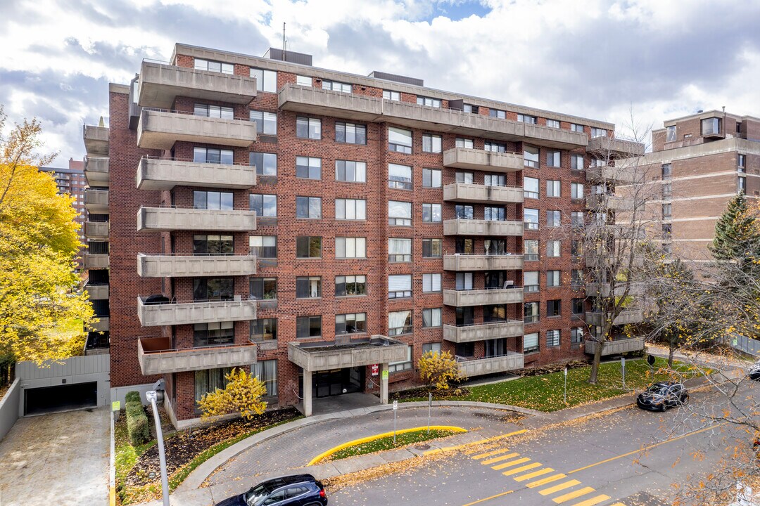 Briar Cliffe in Côte-St-Luc, QC - Building Photo