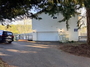12 Lake Louise Dr SW in Tacoma, WA - Building Photo - Building Photo