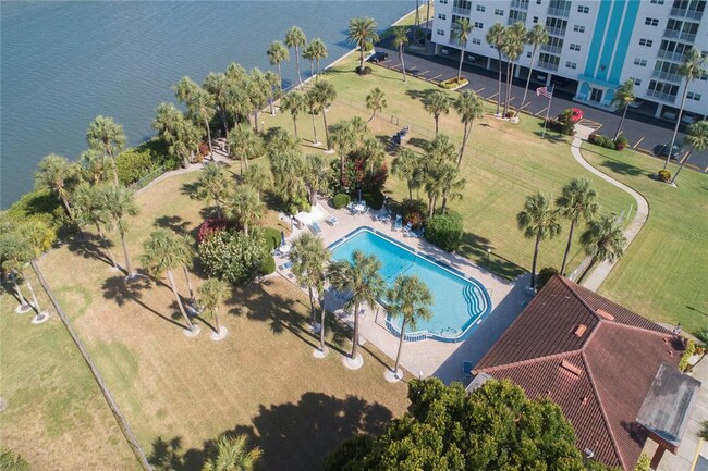 10216 Regal Dr in Largo, FL - Building Photo - Building Photo