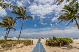 9117 Emerson Ave in Surfside, FL - Foto de edificio - Building Photo