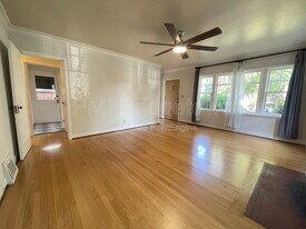 515 SE Peacock Ln in Portland, OR - Building Photo