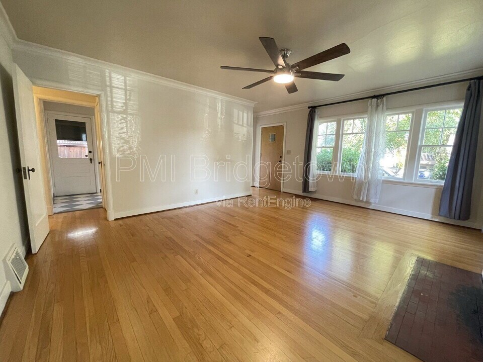 515 SE Peacock Ln in Portland, OR - Building Photo