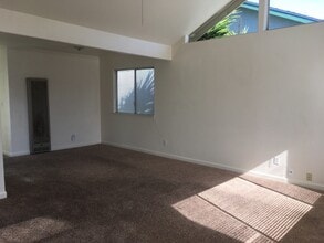1066 Camino Coronado in Rohnert Park, CA - Building Photo - Building Photo